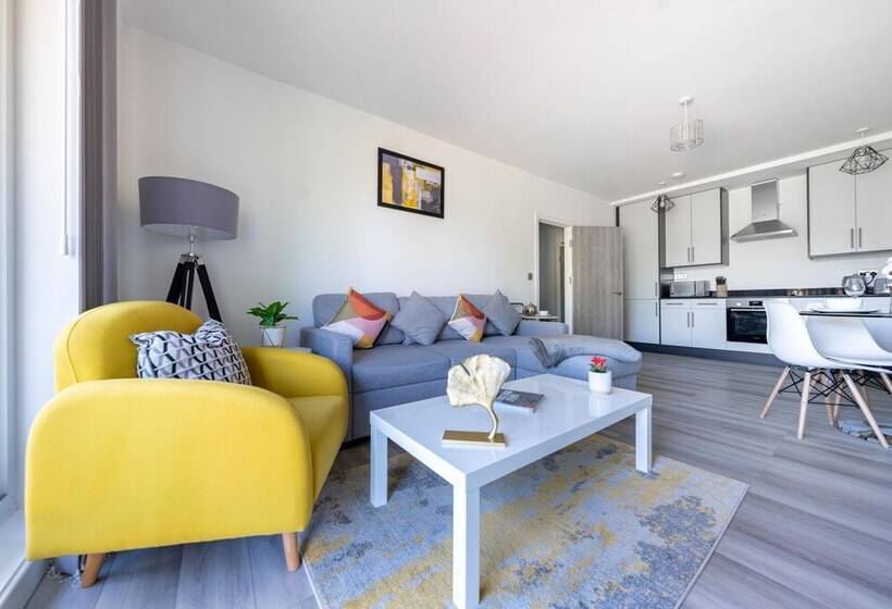 Ash View Place 3  Heathrow   Thorpe Park   Free Parking