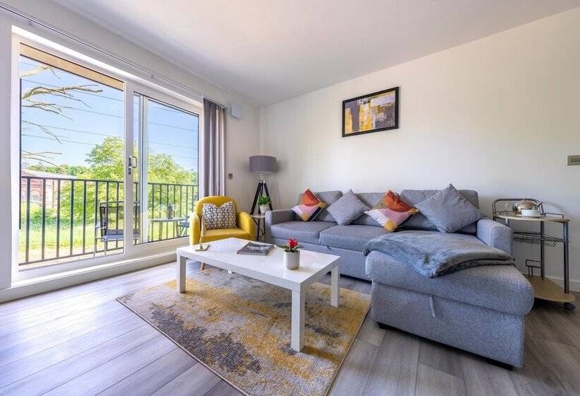 Ash View Place 3  Heathrow   Thorpe Park   Free Parking