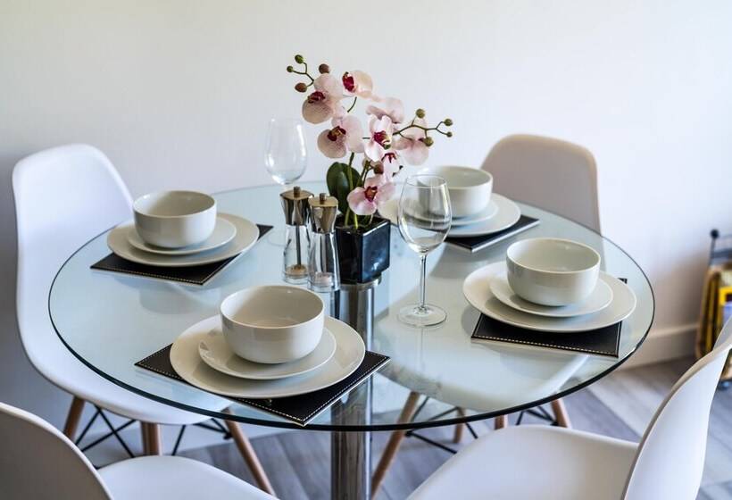 Ash View Place 3  Heathrow   Thorpe Park   Free Parking