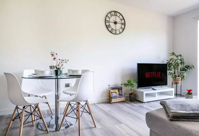 Ash View Place 3  Heathrow   Thorpe Park   Free Parking