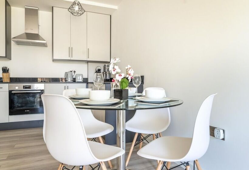 Ash View Place 3  Heathrow   Thorpe Park   Free Parking