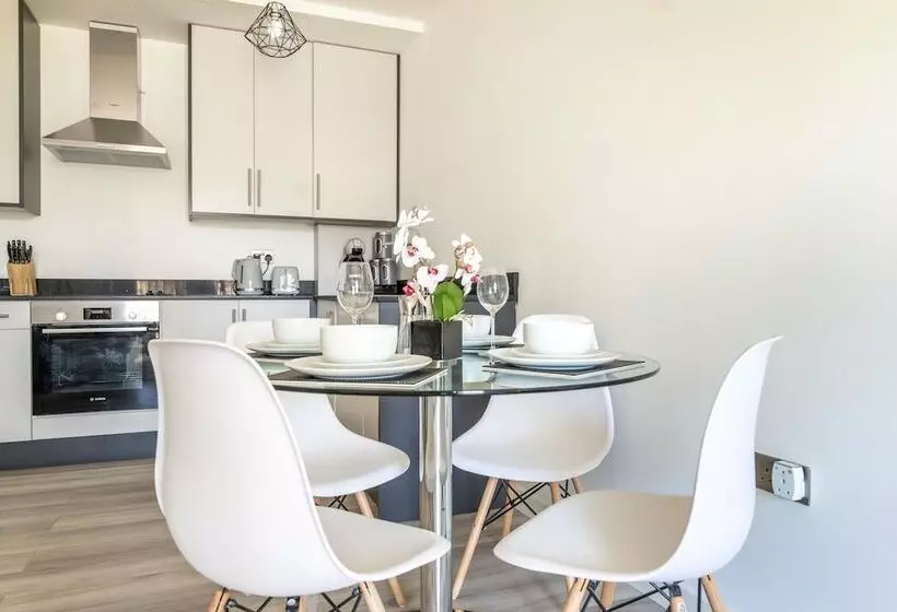 Ash View Place 3  Heathrow   Thorpe Park   Free Parking