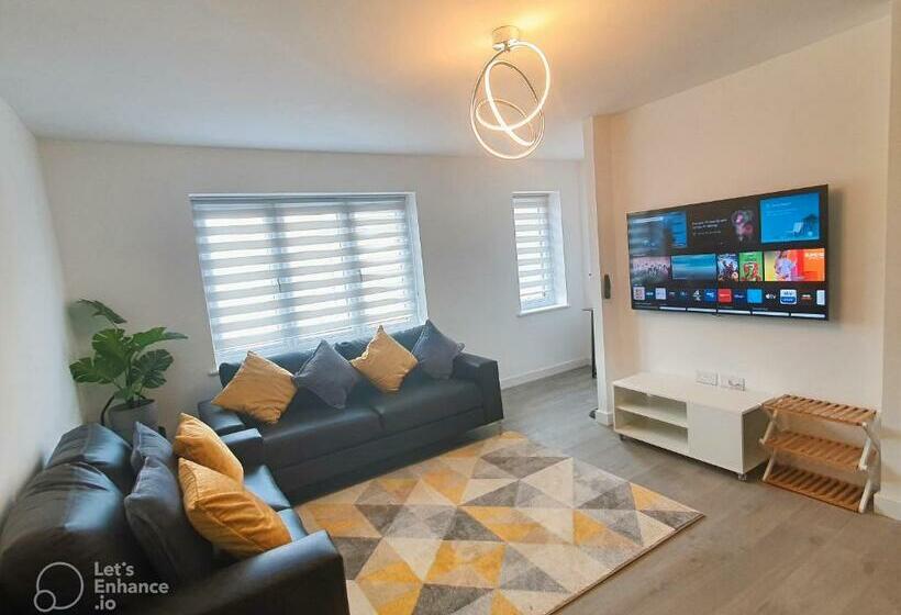 Lovely Home Close To City Center & Rail Station