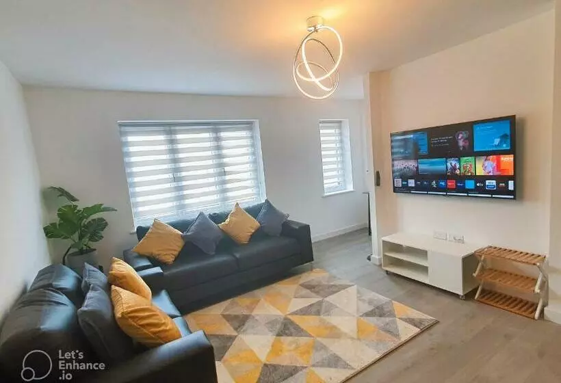 Lovely Home Close To City Center & Rail Station