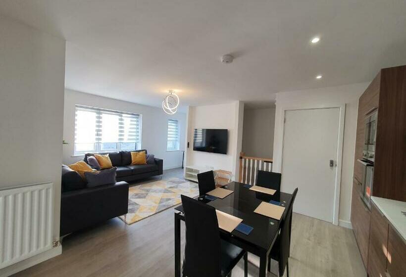 Lovely Home Close To City Center & Rail Station