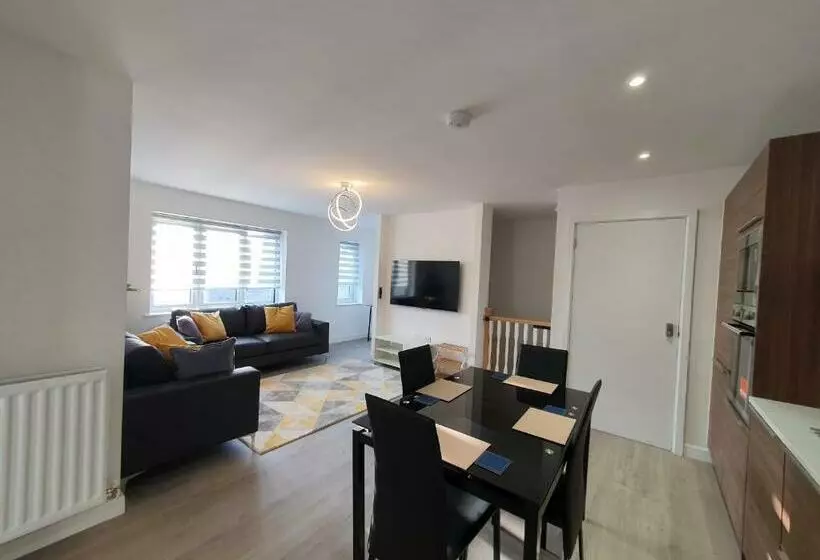 Lovely Home Close To City Center & Rail Station