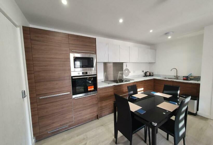 Lovely Home Close To City Center & Rail Station