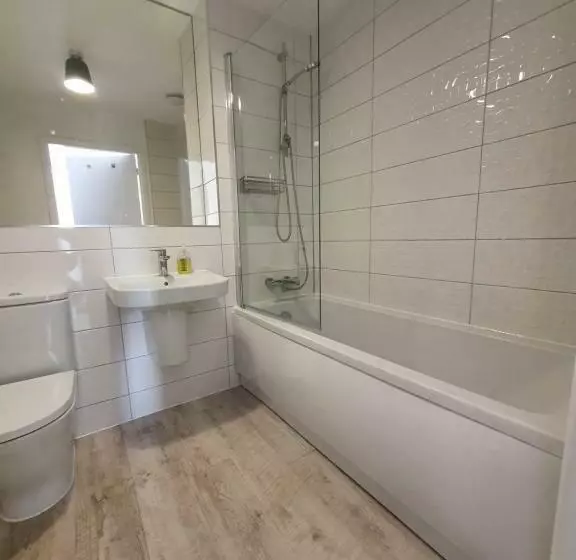 Lovely Home Close To City Center & Rail Station