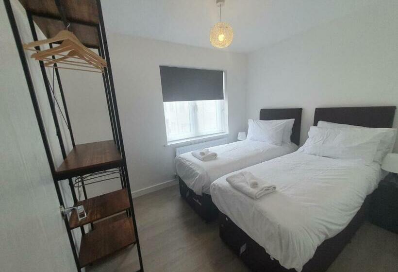 Lovely Home Close To City Center & Rail Station