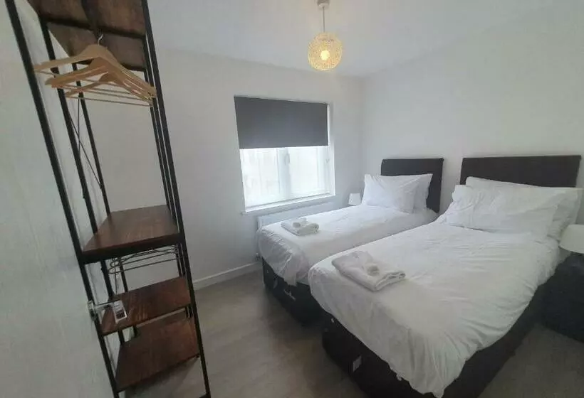 Lovely Home Close To City Center & Rail Station