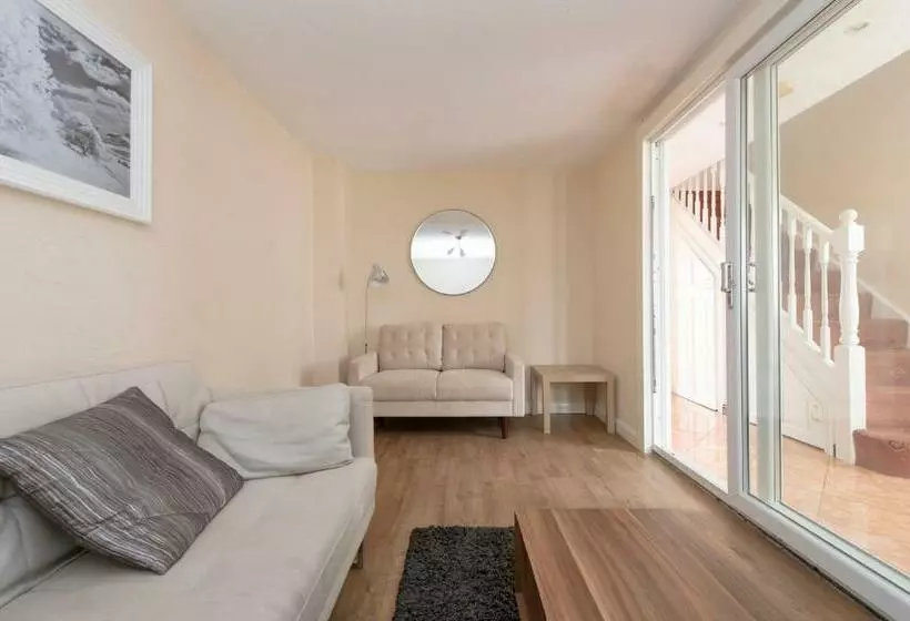 5 Bed Town House With 8 Beds And Sleeps 10
