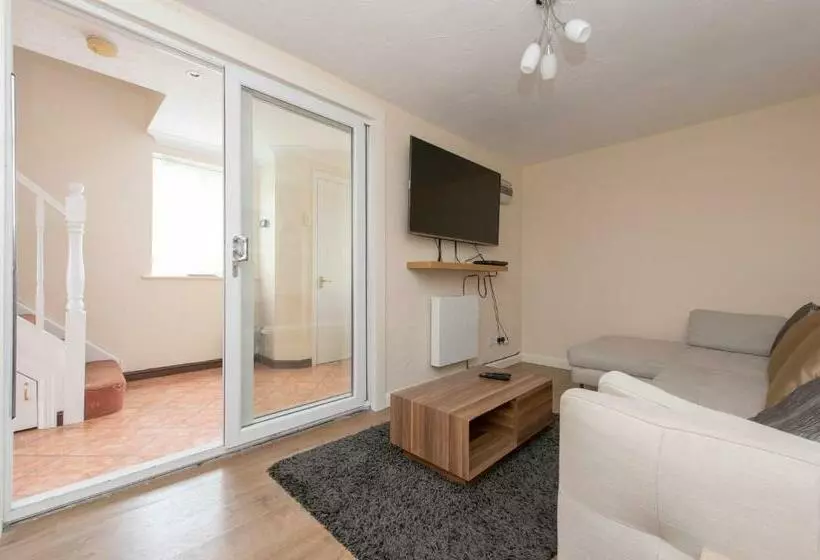 5 Bed Town House With 8 Beds And Sleeps 10