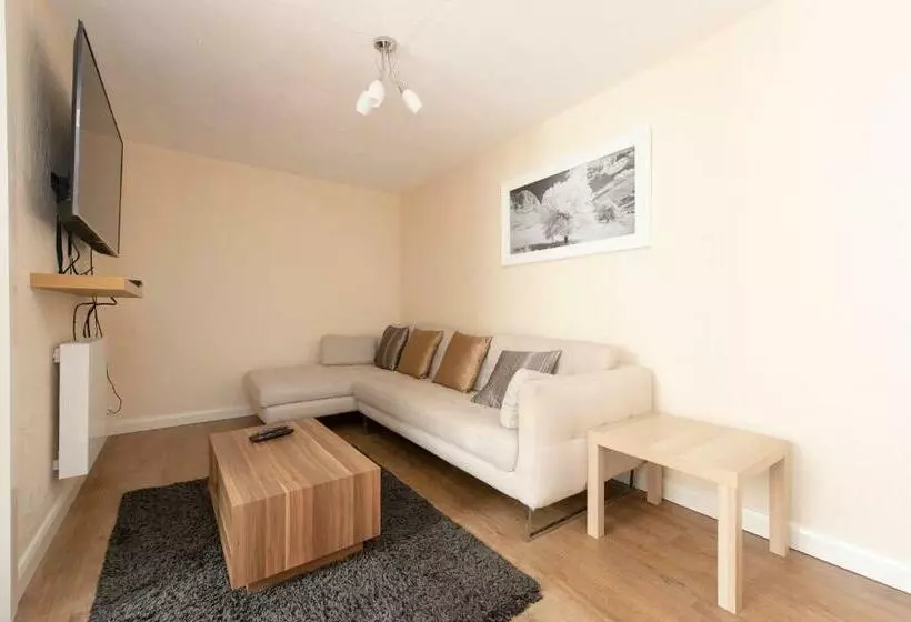 5 Bed Town House With 8 Beds And Sleeps 10