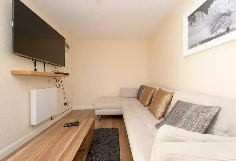 5 Bed Town House With 8 Beds And Sleeps 10