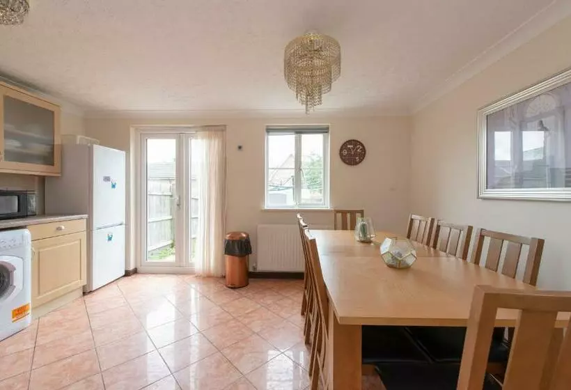 5 Bed Town House With 8 Beds And Sleeps 10