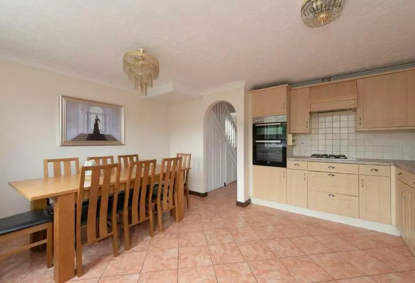 5 Bed Town House With 8 Beds And Sleeps 10