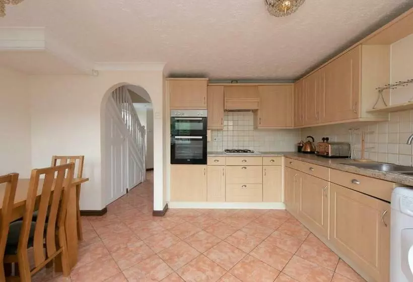 5 Bed Town House With 8 Beds And Sleeps 10