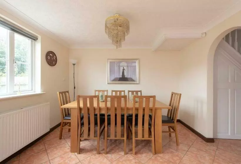 5 Bed Town House With 8 Beds And Sleeps 10
