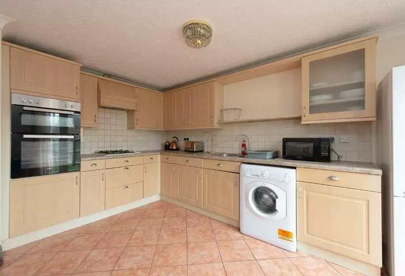 5 Bed Town House With 8 Beds And Sleeps 10