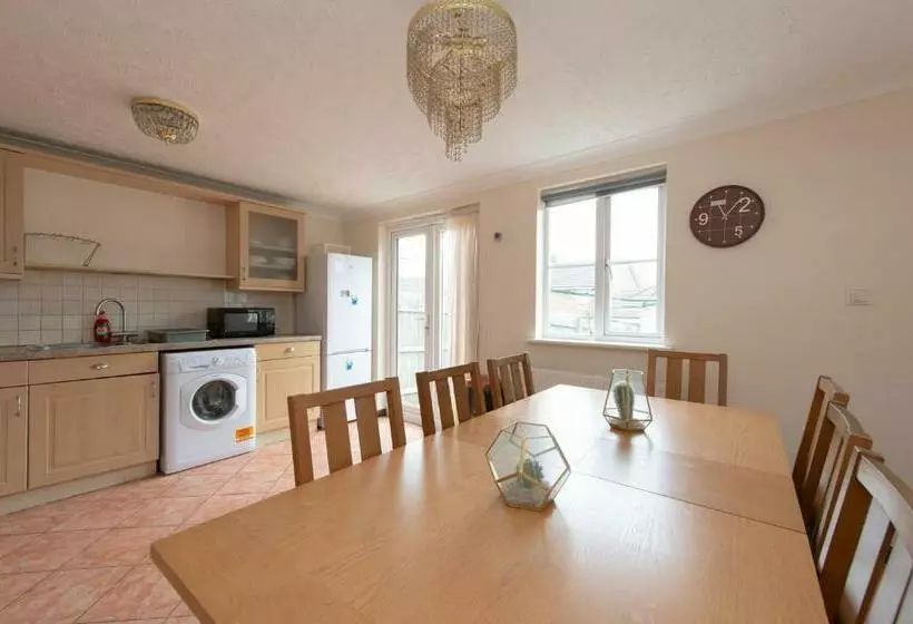 5 Bed Town House With 8 Beds And Sleeps 10