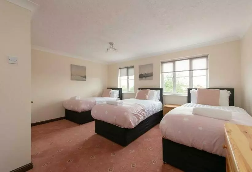 5 Bed Town House With 8 Beds And Sleeps 10