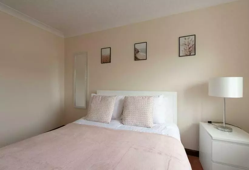 5 Bed Town House With 8 Beds And Sleeps 10