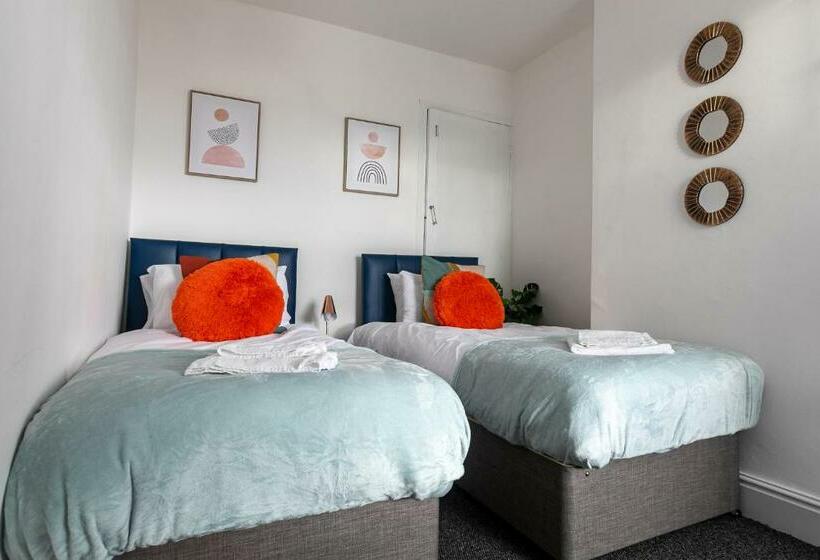 Central Location & Spacious Family & Contractors & Free Parking