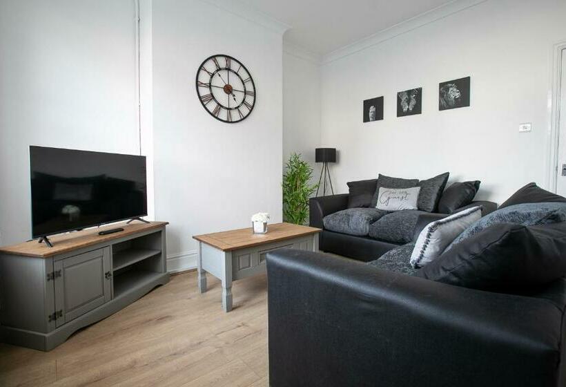 Central Location & Spacious Family & Contractors & Free Parking