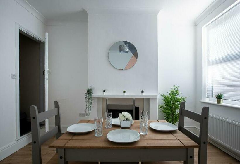 Central Location & Spacious Family & Contractors & Free Parking