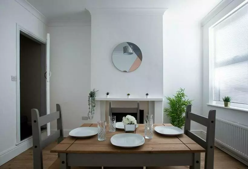 Central Location & Spacious Family & Contractors & Free Parking