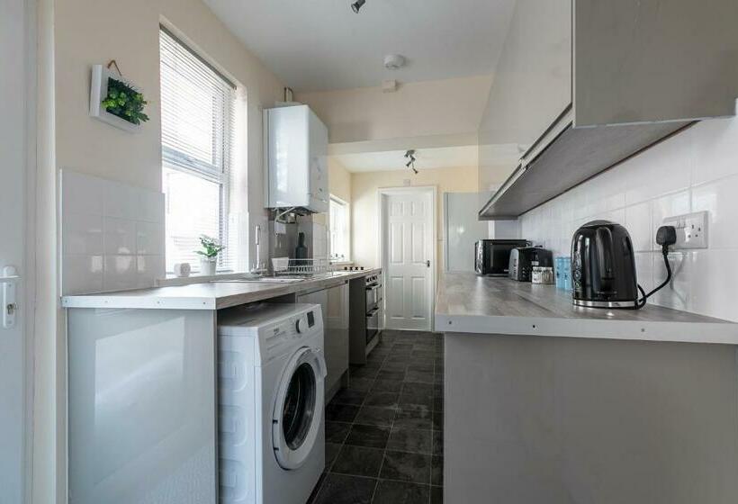 Central Location & Spacious Family & Contractors & Free Parking