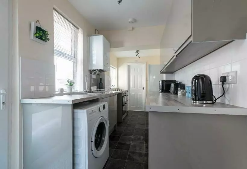 Central Location & Spacious Family & Contractors & Free Parking