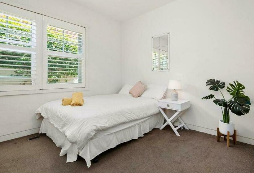 St Kilda Style Stunning 3 Bedroom House