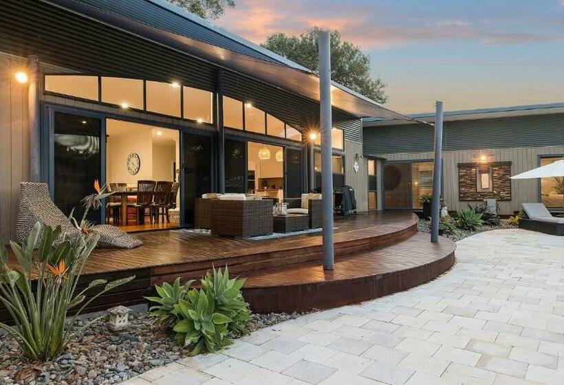 Alisrya At Castaway Close