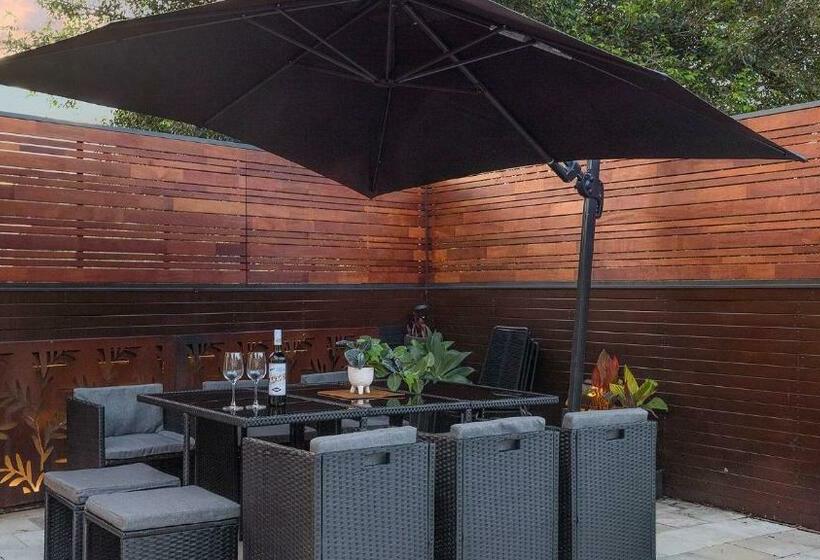 Alisrya At Castaway Close