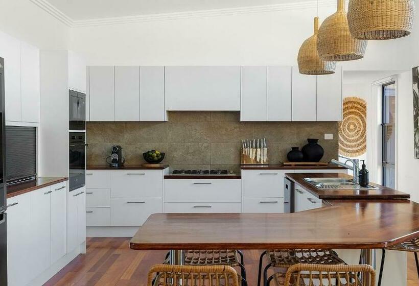 Alisrya At Castaway Close