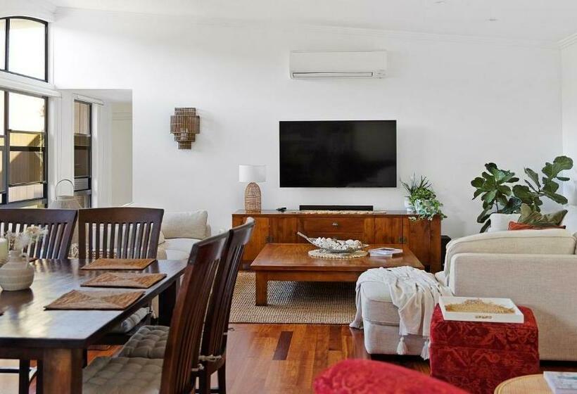 Alisrya At Castaway Close