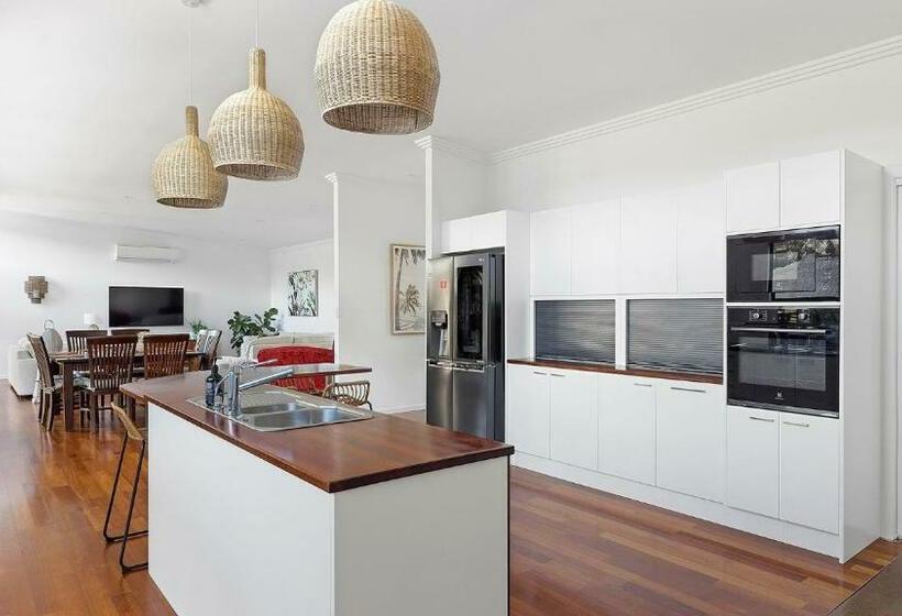 Alisrya At Castaway Close