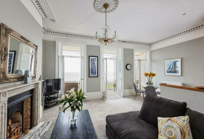 Beach View: Stunning Sea View & Balcony Apartment