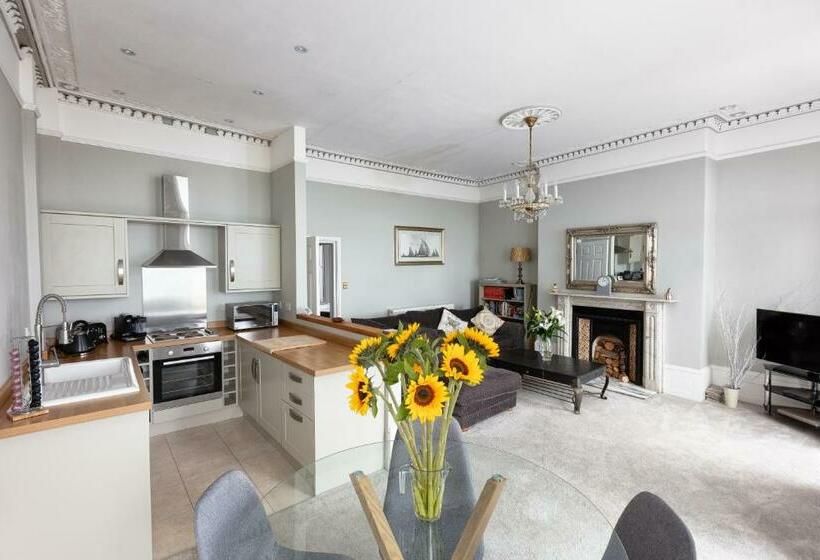 Beach View: Stunning Sea View & Balcony Apartment