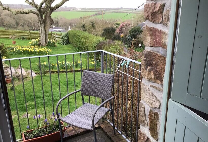 Cozy Camborne Studio Retreat With Two Single Beds