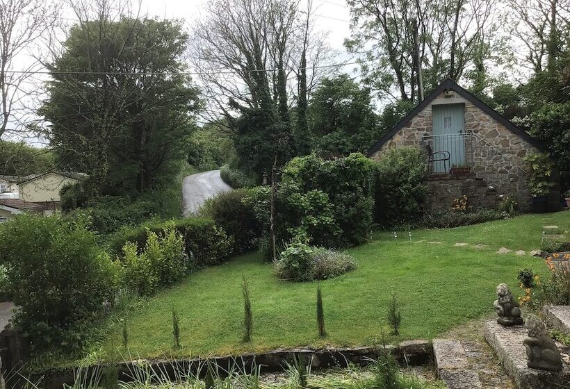 Cozy Camborne Studio Retreat With Two Single Beds