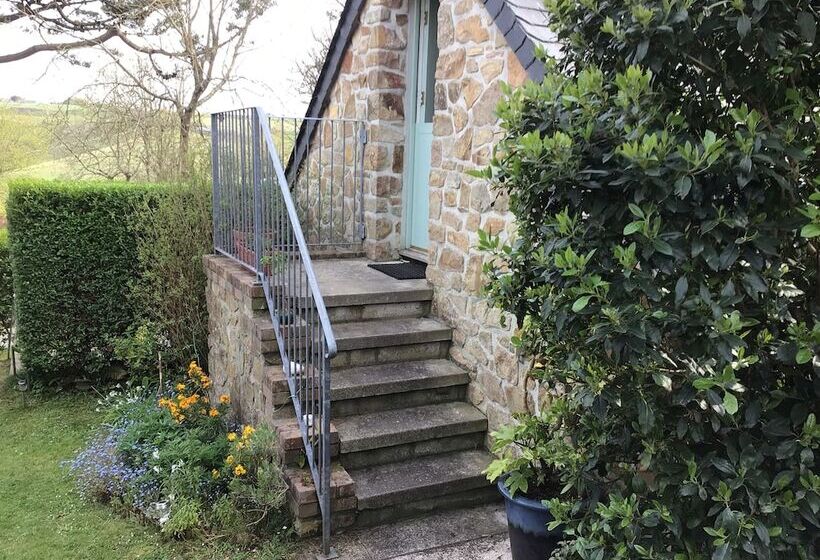 Cozy Camborne Studio Retreat With Two Single Beds