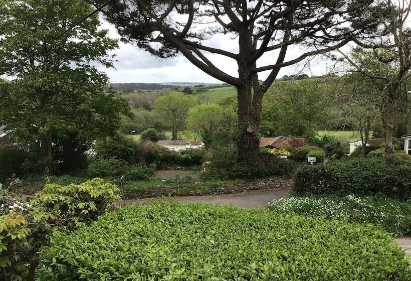 Cozy Camborne Studio Retreat With Two Single Beds