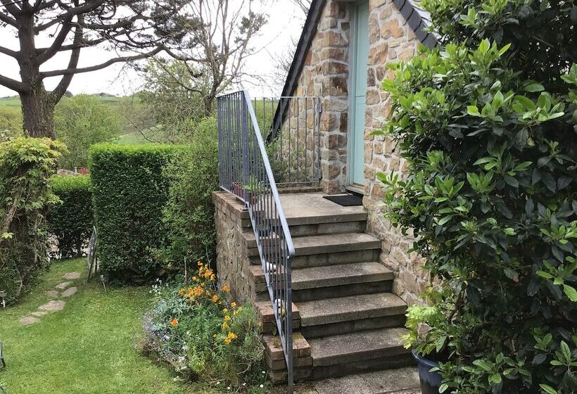 Cozy Camborne Studio Retreat With Two Single Beds