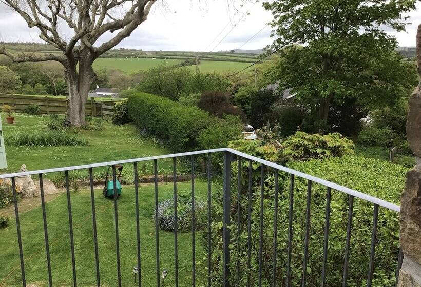 Cozy Camborne Studio Retreat With Two Single Beds