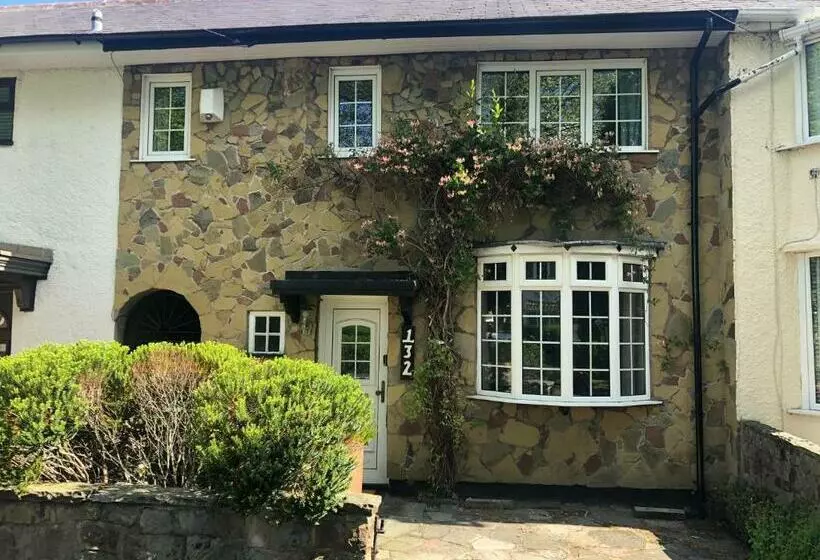 Cosy Rustic 3 Bed Cottage, Great Train Links