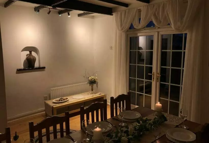 Cosy Rustic 3 Bed Cottage, Great Train Links