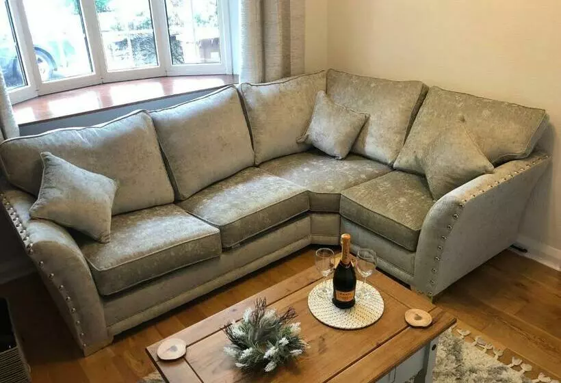 Cosy Rustic 3 Bed Cottage, Great Train Links