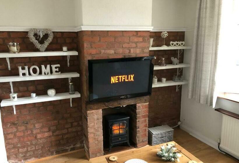 Cosy Rustic 3 Bed Cottage, Great Train Links